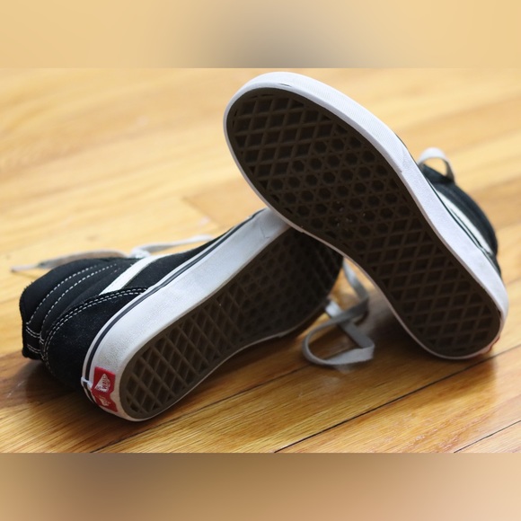 Vans youth sneakers. Size 1.5Y - Picture 4 of 4